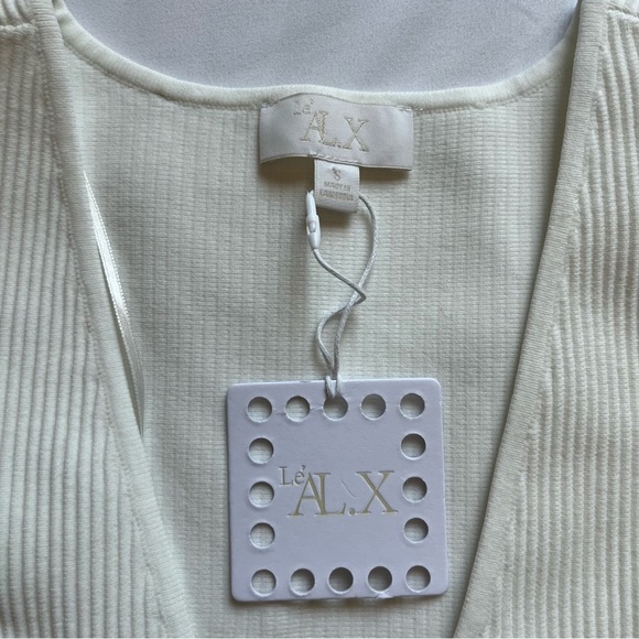 NWT LE’ AL.X ivory cream chunk knit v neck cropped tank top - Picture 3 of 4